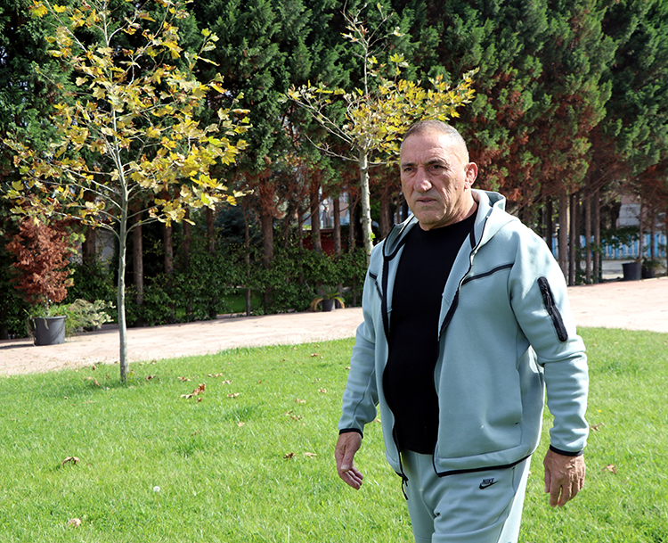 KARAMÜRSEL’de güreş merkezinin açılışı gerçekleşti. Açılışa CHP İstanbul Milletvekilim Cemal Enginyurt’a, Kocaeli Milletvekili Muhip Kanko’ya, Kocaeli Milletvekili ve TBMM İdare Amiri Harun Özgür Yıldızlı, Yalova Milletvekili Tahsin Becan, İlçe Belediye Başkanları, İlçe Başkanı Anıl Aksu, İl ve İlçe Yönetimi, Büyükşehir Belediye Meclis Üyeleri ve Karamürsel Belediye Meclis Üyeleri katıldı. İlçe halkının gözleri böyle önemli bir açılışta Kırkpınar’da 9 defa Başpehlivan olan ve 2 Altınkemer sahibi Ahmet Taşçı’yı ararken vatandaşlar mevcut Karamürsel Belediyesine tepki gösterdi.