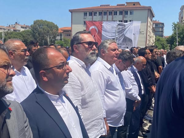 CHP Yalova Milletvekili Tahsin Becan,CHP İl Başkanı Erdem Doğancı Yalova Belediye Başkanı Mehmet Gürel, Manisa Büyükşehir Belediye Başkanı Ferdi Zeyrek’i bugün son yolculuğuna uğurladı.