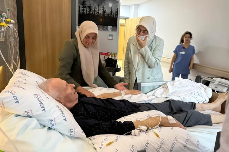 AK Parti Yalova Milletvekili Meliha Akyol, rahatsızlığı nedeniyle tedavi gören eski Tavşanlı Belediye Başkanı Kadri Çiçek'i hastanede ziyaret ederek geçmiş olsun dileklerini iletti.