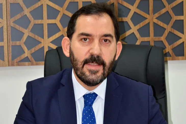 Yalova İl Genel Meclisi Başkanı Hasan Soygüzel, Yalova’nın köylerindeki su sistemlerinin elektrik ihtiyacını karşılamak amacıyla 40 dönümlük bir arazi üzerine dev bir Güneş Enerjisi Santralinin (GES) temelinin kısa süre içerisinde atılacağını söyledi. Soygüzel, "Bu yatırımla hem kendi elektrik ihtiyacımızı karşılayacağız hem de artan elektriği satarak idaremize gelir temin edeceğiz" dedi.
