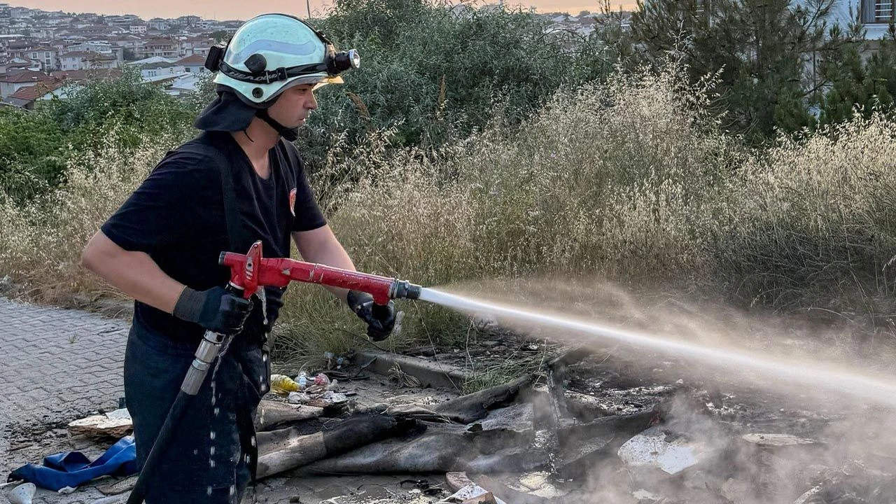 yalova-itfaiye-bayram-olay-mudahale-2 Yalova Belediyesi İtfaiye Müdürlüğü, Kurban Bayramı tatili olan 05-10 Haziran tarihleri arasında 2 istasyon, 74 personel ve 14 araçla 24 saat esasına göre hizmet verdi.