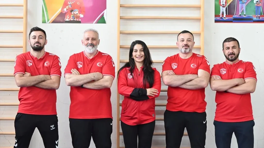 Tekirdağ Büyükşehir Belediyesi Çorlu 100. Yıl Kapalı Spor Salonu’nda gerçekleştirilen Türkiye Şampiyonası’nda mindere çıkan genç sporcu altın madalyayı kazanmıştı. Bu başarısıyla dikkat çeken Tezcan, Makedonya’nın Üsküp kentinde düzenlenecek olan U17 Avrupa Güreş Şampiyonası’nda gözünü kürsüye dikti.